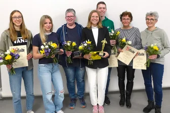 Eine eindrucksvolle Bilanz: Reichenbacher Leichtathleten sammeln 136 Medaillen in einem Jahr - Für ihre tollen Leistungen beim LAV geehrt: Lara Ackermann (von links), Mia Rahnfeld, Jana Strauch, Kylie Garreis, Georg Schlegel, Bianca Schenker und Brit Schröter.