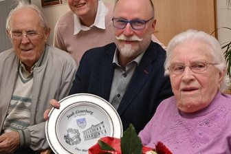 Eine Erinnerung an Elsterberg - Die ehemalige Elsterbergerin Ilse Lehmann (rechts) wurde vor kurzem 100 Jahre alt.