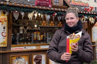 Eine Essens-Reise über den Freiberger Christmarkt: Finnischer Lachs, Churros und Zwiebelringe - Michelle Putnins bringt mit Churros spanisches Flair auf den Christmarkt.