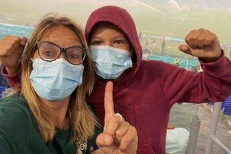 Eine Ex-Glauchauerin fiebert beim Fußball-EM-Start im Stadion mit - Annett Schrank und Sohn Filippo beim EM-Auftakt. 
