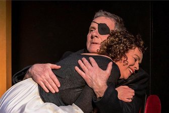Eine Exilantin wird ausgenommen und dann geschlachtet - Sie liebt ihn immer noch: Tanja (Katka Kurze) wünscht sich so sehr ein Leben mit ihrer einstigen Jugendliebe Dima (Dirk Glodde).