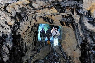 Eine Expedition zum Millionenprojekt unter Freiberg - Steil aufwärts führt ein Schacht in Richtung Busbahnhof am Wernerplatz. Nach mehreren Dutzend Metern endet der Schacht an einem Verbau aus Holzplanken. Was dahinter ist, weiß niemand.