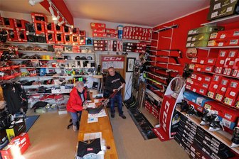 Eine Expertin für scharfe Kufen geht in Rente: Was Kerstin Höfer im Shop des Kunsteisstadions in Crimmitschau erlebt hat - Blick in den Shop im Kunsteisstadion im Sahnpark in Crimmitschau. Das Geschäft ist immer noch mit Schlägern und Schlittschuhen gefüllt.