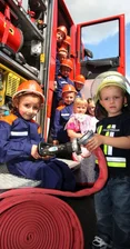 Eine Extra-Police ermöglicht die Rundfahrten - 
              <p class="artikelinhalt">Die Technik der Feuerwehr besichtigen und auch einmal ausprobieren, wird für die Steppkes, wie auf dem Foto für die Mädchen und Jungen aus dem "Kinderland" in Lichtenstein, auch weiterhin möglich sein. Eine Fahrt mit dem Auto ist künftig jedoch tabu. </p>
            