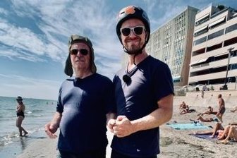 Eine Fahrradtour als Herzensprojekt - Geschafft: Vater und Sohn am Ziel. 