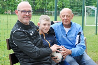 Eine Familie, ein Verein: Die Leichsenrings und der Hartmannsdorfer Sportverein 05 - Vater, Sohn, Opa: Das Fußball-Trio Ronny, Lionel und Frank Leichsenring (von links) ist im Hartmannsdorfer Sportverein aktiv.