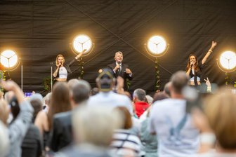 Eine Fiesta im Freiberger Schlosshof: Semino Rossi verzaubert das Publikum - Semino Rossi begeisterte am Samstagabend auf der Bühne im Schloss Freudenstein.