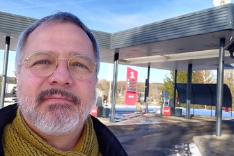 Eine Frage des Benzin-Preises: Lohnt sich das Tanken auf der tschechischen Seite der Grenze? - Viel los war an der einzigen Tankstelle in Mnisek am Freitagmittag nicht, wie „Freie Presse"-Reporter Wieland Josch feststellen konnte.