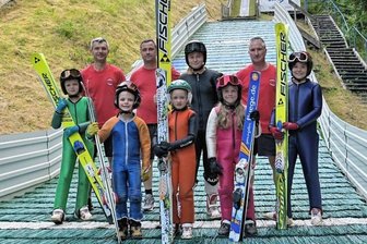Eine Frage von Mut und dem richtigen Material - Die Skisprungabteilung des SV Stützengrün auf einen Blick: Tameo Rosenzweig, Übungsleiter Veit Hempel, Yasuo Rosenzweig, Übungsleiter Christian Steinbach, Grace Wendler, Lucy Steinbach, Layla Balla, Übungsleiter Jens Brückner und Lilly Heymann (v. l.). 