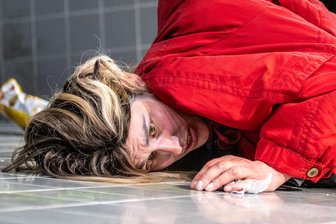 Andrea Zwicky in einer Szene des neuen Stücks am Chemnitzer Schauspiel "Die Freiheit der Frau".