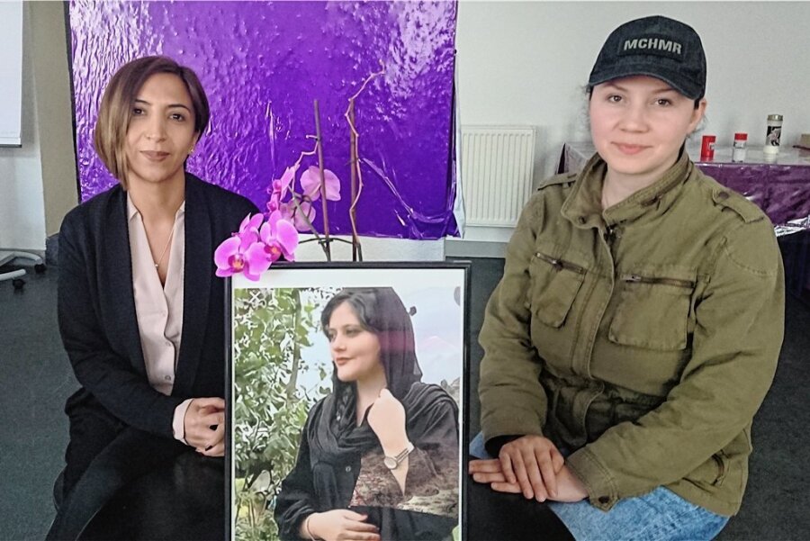 Eine Frau aus dem Iran und wie sie von Zwickau aus auf ihr Land schaut - Gül Eylem Kaplan (links) und Nazgol Nicole Farhadi mit einem Porträt von Mahsa Amini. Das Reden über den Tod der jungen Iranerin hat auch in Zwickau lebenden Frauen Kraft gegeben.