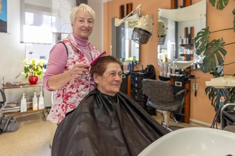 Eine Frau und ihr Salon im Erzgebirge - Ursula Fritzsch ließ sich schon von Gudrun Fröhlich frisieren, als diese in Elterlein ihre Lehre absolvierte.