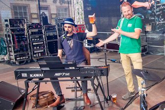 „Eine Frechheit“: Chemnitzer Musiker Herr Schmitt sauer wegen Stadtfest-Absage in Burgstädt - Martin Schmitt (links) beim Stadtfest Burgstädt 2023, daneben Rico Illgen, Chef des Mittelsächsischen Schaustellerverbandes.