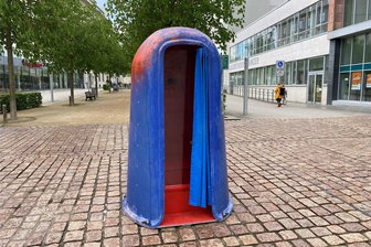 Eine Freibad-Umkleide in der Chemnitzer City? Was das Ding mit dem Vorhang soll - Diese Freibad-Umkleide steht am Chemnitzer Johannisplatz. Sie wird Teil eines Kunstprojektes, das am Donnerstag startet.