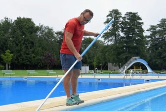 Eine Freibadsaison zum Vergessen im oberen Vogtland - Bademeister Frank Meinel ist auch an geschlossenen Tagen im Markneukirchner Rudolf-Thiele-Bad, hält die Schwimmbecken sauber und kümmert sich um die Außenanlagen sowie die Technik im Bad. 