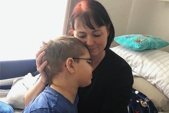 Eine Freibergerin kämpft um ihr Kind: "Jeden Tag sterbe ich und jeden Tag stehe ich wieder auf" - "Wir möchten, dass unser Kind trotzdem ein schönes Leben hat, dass es einigermaßen normal leben kann, mit ein paar kleinen Einschränkungen": Jaden und seine Mutter Manuela Findeisen. 