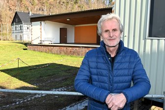 Eine Freilichtbühne als Dorfzentrum bei Rochlitz: So sieht der Bürgermeister Seelitz im Jahr 2026 - Thomas Oertel, Bürgermeister der Gemeinde Seelitz, auf der Baustelle der Freilichtbühne im Ortsteil Döhlen.