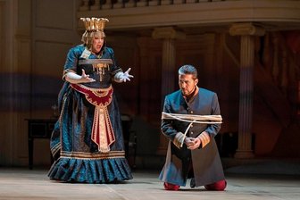 Eine für alle: Neue Chemnitzer "Aida" bietet koloniale Opern-Opulenz mit leicht verdränglichem Hintersinn - Proben im eingeschlossenen Paris europäischen Kolonialkitsch: Nadine Weissmann als Pharaonentochter Amneris und Hector Sandoval als Radamès.