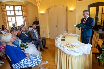 Eine ganz besondere Trauung in Freiberg: Wenn ein Landrat die Hochzeitsrede hält - Sven Krüger (l.) hielt die Hochzeitsrede für Anja Schmidt und Sven Gemeinhardt.