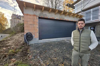 Eine Garage als Streitobjekt: Warum dieser Bau in Bad Elster für Ärger sorgt - Tobias Enders vor seiner Garage in Bad Elster. Die Stadt hat einen Baustopp verhängt.