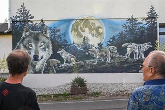 Eine Gastwirt-Familie und die Wölfe: Die Geschichte hinter einem Wandgemälde in Köthensdorf - Markant prangt an der Hauswand von Donners Gaststätte in Köthensdorf ein Bild des Graffiti-Künstler Tasso: ein Wolfsrudel, als Symbol für den Zusammenhalt in der Gastwirt-Familie.