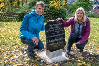 Eine Gedenktafel kehrt nach Hainichen zurück - Simon und Andrea Maak haben den Gedenkstein gefunden. Foto: