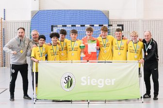 „Eine geile Truppe“: Diese Nachwuchskicker des VFC Plauen haben mit dem Hallentitel noch nicht genug - So sehen Sieger aus: Die C-Junioren des VFC Plauen sicherten sich in Mittweida den Landesmeistertitel im Futsal.