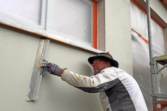 Eine Gemeinde setzt Prioritäten: Wie Bobritzsch-Hilbersdorf den Straßenbau in den Fokus nimmt - Maik Bai sorgt für den Außenputz am künftigen Vereinshaus in Naundorf.
