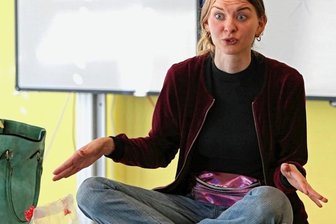Eine gerechte Strafe? - Schauspielerin Nadja Schimonsky brachte als Jana N. die Schüler zum Nachdenken, zum Lachen und zum Kopfschütteln.