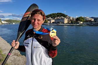 Eine Glauchauerin am Ziel ihrer Träume: Heike Ziese ist Weltmeisterin im Kanu-Marathon - Stolz präsentiert die Kanu-Marathonweltmeisterin Heike Ziese ihre Goldmedaille. Foto: Chris Ziese
