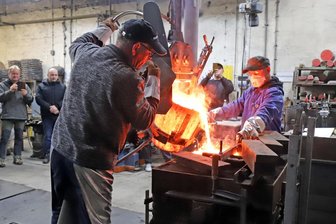 Eine Glocke für Halsbrücke: Feuertaufe beim zweiten Versuch geglückt - Behutsam wird das heiße Metall in die Form gegossen. Diese wurde nach einem neuen Verfahren im 3-D-Drucker hergestellt. Nachdem im September ein erster Versuch noch fehlschlug, fand eine intensive Fehleranalyse statt. Diesmal ging alles gut. 