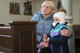 Eine Großmutter zwischen Krieg und Frieden: Tschüss, Adelina! - Tatiana Lukina auf Deutschlandbesuch. 30 Stunden sitzt sie im Bus, um ihre Enkelin zu sehen.
