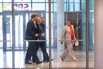 Eine gute Lösung – mit Risiken - Zwei kommen, einer bleibt, eine geht: Wie die neue Führung der SPD aussieht. Foto: Christophe Gateau/dpa