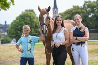 „Eine gute Reithose kostet schon 150 Euro“: Familie aus Mittelsachsen rechnet vor, wie teuer Reiten wirklich ist - Luca mit seinen Schwestern Stephanie und Nora Staroszyk (von links) mit Pferd „For Fashion“ beim Burgstädter Reitturnier des Reitvereins „St. Georg“ in Burgstädt.