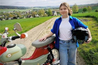 Eine Gymnasiastin aus dem Erzgebirge und ihre nächsten Ziele: der Mopedführschein und ein silbernes Tanzabzeichen - Lana-Alina macht gerade ihren Mopedführerschein. Hier ist sie noch mit dem Moped des Vatis zu sehen, inzwischen nennt sie eine vom Opa restaurierte Simson SR 50 ihr Eigen.