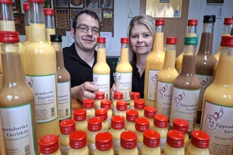 Eine halbe Million Eier für Eierlikör aus Eppendorf - Andreas Vogel und Kristin Kircheis (v.l.) haben den richtigen Durchblick bei Eierlikör.