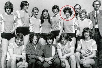 Eine Handballgröße mit Parallelen zu Jürgen Croy - Viele Fotos aus Maria Müllers aktiver Zeit gibt es nicht. Diese Aufnahme aus dem "Freie Presse"-Archiv zeigt sie (im Kreis) als Mitglied der Sachsenring-Mannschaft, die 1974/75 die Aufstiegsrunde zur Oberliga gewann. 
