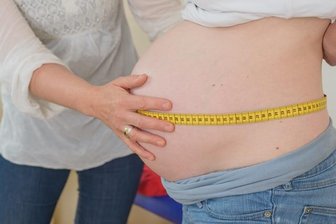 Eine Hebamme muss oft drei Frauen gleichzeitig entbinden -