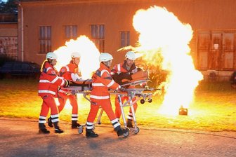 Eine Herausforderung für die Retter - Auf dem Trainingsgelände der Johanniter Sachsen in Leipzig trainierten Ehrenamtliche am Sonnabend für den Ernstfall. Auch eine Katastrophenschutz-Einheit aus Aue war im Einsatz.