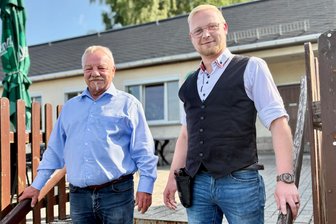 Eine Hymne zum 100. Geburtstag: Dieser Fußballverein im Erzgebirge singt sich selbst ein Ständchen - Jörg Mehlhorn und sein Sohn Marc sind zwei Säulen des Bockauer Fußballs. Der Senior ist Vorsitzender des Vereins, der Junior betreibt das Sportlerheim des SC Teutonia.