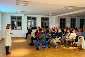 Eine Idee für Augustusburg: Schüler biegen als Schloss-Führer in die Altstadt ab - Die amtierende Bürgermeisterin von Augustusburg, Sandra Kaufmann, begrüßte die Bürgerinnen und Bürger sowie Vereinsvertreter. 