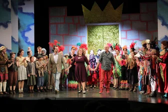 Eine Inszenierung wie eine Bonbontüte: Theater im Erzgebirge begeistert mit Familienmusical - Minutenlanger Beifall folgte am Ende eines unterhaltsamen Theaterabends in Annaberg-Buchholz.