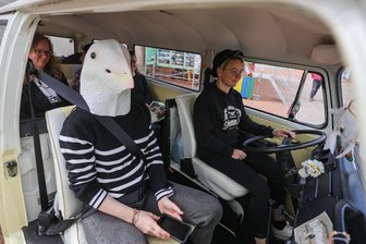 Eine intergalaktische Rundfahrt durch die Kulturhauptstadt Chemnitz in 30 Minuten - Los geht es mit „Panorama Radio“. Neben Pilotin Franzi hat eine Vogelfrau Platz genommen.