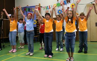 "Eine Investition in die Zukunft" - 
              <p class="artikelinhalt">Mit einem Programm der Kühnhaider Kinder und Jugendlichen wurde die sanierte Turnhalle des Ortes am Samstag offiziell wieder in Besitz genommen. Kinderwelt und Feuerwehr boten den rund 150 großen und kleinen Besuchern anschließend Gelegenheit zu Spiel und Spaß. </p>
            