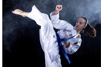 Eine junge Chemnitzer Karatekämpferin und ihr kostspieliger Kampf um internationale Medaillen - Sophia Bonitz aus Chemnitz ist in ihrer Altersklasse die beste Wado-Kämpferin Europas. Bei der WM in Tokio will sie sich nun auch gegen die starke Konkurrenz aus aller Welt beweisen.