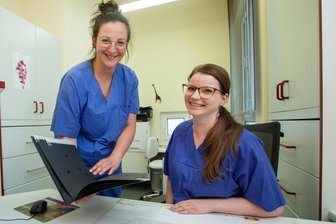 Eine junge Vogtländerin ist die neue Kinderärztin am MVZ des Helios-Klinikums Plauen - Sabrina Lane (links) ist die neue Fachärztin für Kinderheilkunde am MVZ des Helios-Klinikums. In der Praxis unterstützt sie unter anderem Schwester Tina.