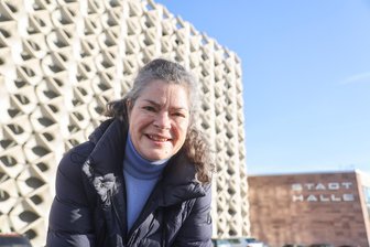 Eine Kanadierin in Chemnitz: Die Stadthalle als Musterbeispiel im Architekturstudium jenseits des Atlantiks - Andrea Regier-Bertram hat die Betonstrukturen der Stadthalle schon während des Studiums in Vancouver kennengelernt.