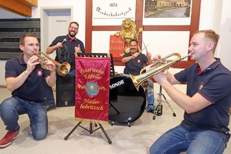 Eine Kapelle, 18 Musiker und unzählige neue Ideen - Eric Schneider, Richard Schönherr, Michael Kästner und Martin Schneider (v.l.) von der Feuerwehrkapelle Niederbobritzsch freuen sich mit ihren Mitstreitern auf ein ereignisreiches Jahr 2022.
