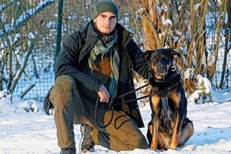 Eine Katze aus dem Motorraum und Hundetraining für die Armee - Jakob Bergmann, 20, aus Thum, ebenfalls FÖJ-Teilnehmer, mit einem seiner Schützlinge im Tierheim Langenberg.