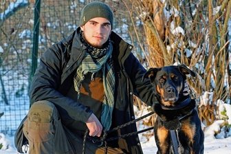 Eine Katze aus dem Motorraum und Problemhunde - Jakob Bergmann mit einem seiner Schützlinge im Tierheim.